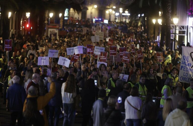 Una manifestación exige la dimisión de Carlos Mazón como 'president' de la Generalitat, un mes después de la dana, a 30 de noviembre de 2024 / Rober Solsona / Europa Press
