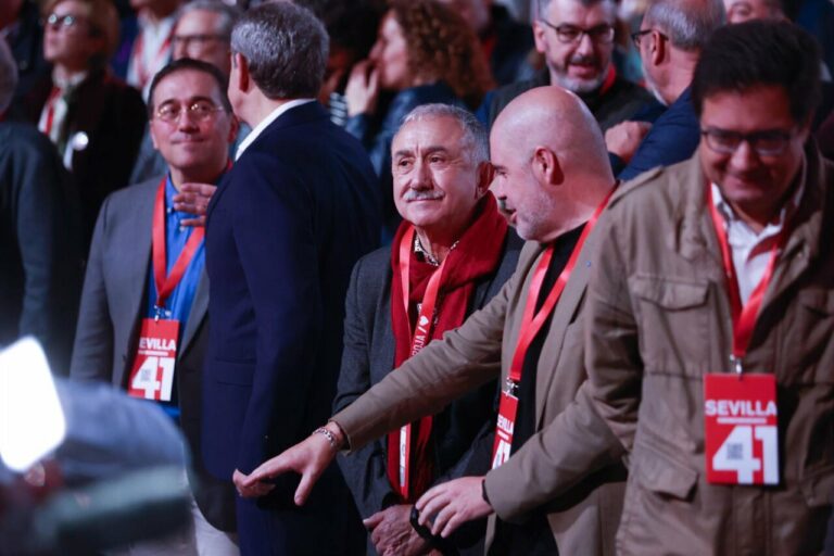 El secretario general de UGT, Pepe Álvarez y el secretario general de CCOO, Unai Sordo, durante la inauguración del 41º Congreso Federal del PSOE en el Palacio de Congresos y Exposiciones, a 30 de noviembre de 2024 en Sevilla (Andalucía, España) / Foto: Rocío Ruz - Europa Press