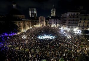 Delegación del Gobierno cifra en cerca de 100.000 los participantes en la manifestación en València convocada bajo el lema 'Mazón dimissió' / Foto: Rober Solsona - Europa Press