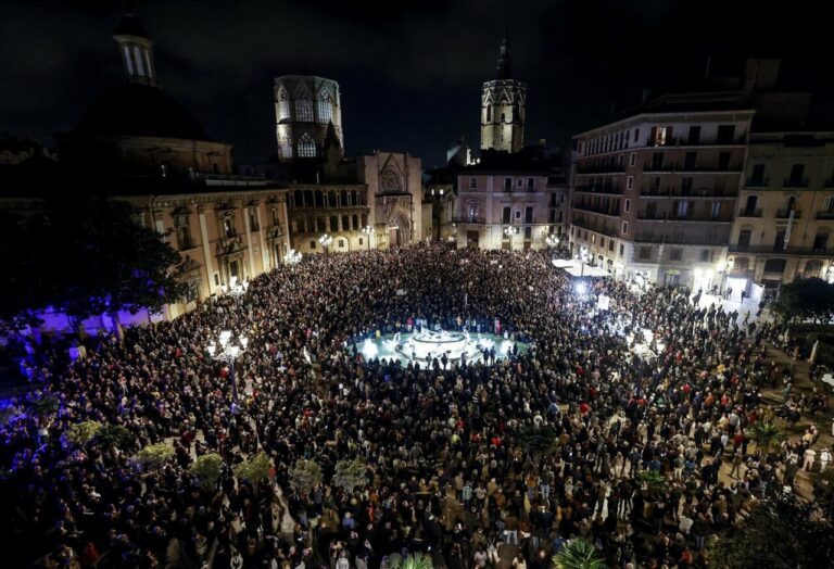 Delegación del Gobierno cifra en cerca de 100.000 los participantes en la manifestación en València convocada bajo el lema 'Mazón dimissió' / Foto: Rober Solsona - Europa Press