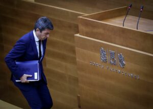 El presidente de la Generalitat Valenciana, Carlos Mazón, en su comparecencia para explicar la gestión de la DANA. (Foto: José Cuéllar/Corts Valencianes)