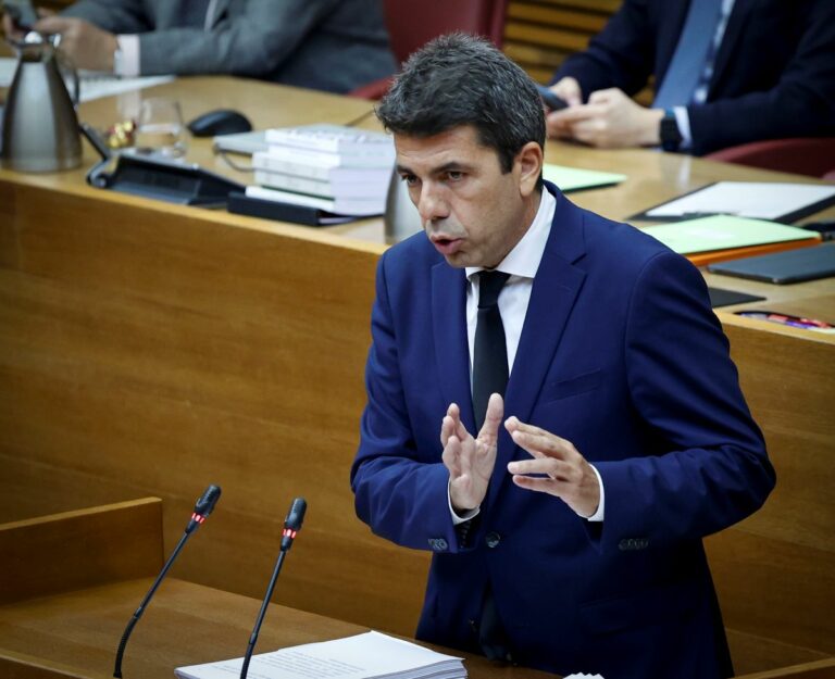 El presidente de la Generalitat Valenciana, Carlos Mazón, en su comparecencia para explicar la gestión de la DANA. (Foto: José Cuéllar/Corts Valencianes)