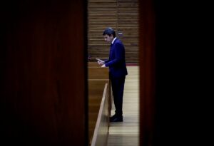 El presidente de la Generalitat Valenciana, Carlos Mazón, en su comparecencia para explicar la gestión de la DANA. (Foto: José Cuéllar/Corts Valencianes)