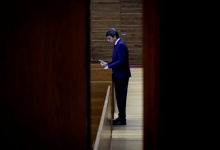 El presidente de la Generalitat Valenciana, Carlos Mazón, en su comparecencia para explicar la gestión de la DANA. (Foto: José Cuéllar/Corts Valencianes)