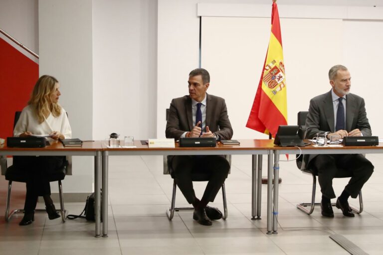 El Rey Felipe VI junto al presidente del Gobierno, Pedro Sánchez, y la vicepresidenta y ministra de Trabajo, Yolanda Díaz, en la reunión del Comité de crisis para el seguimiento de los efectos de la DANA. (Foto: Pool Moncloa/Fernando Calvo)