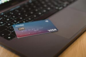 Tarjeta de crédito sobre un ordenador
