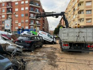 Imagen de los trabajos que se están realizando para la retirada de barro, vehículos y materiales en la Comunidad Valenciana. (Foto: Ministerio de Transportes y Movilidad Sostenible)