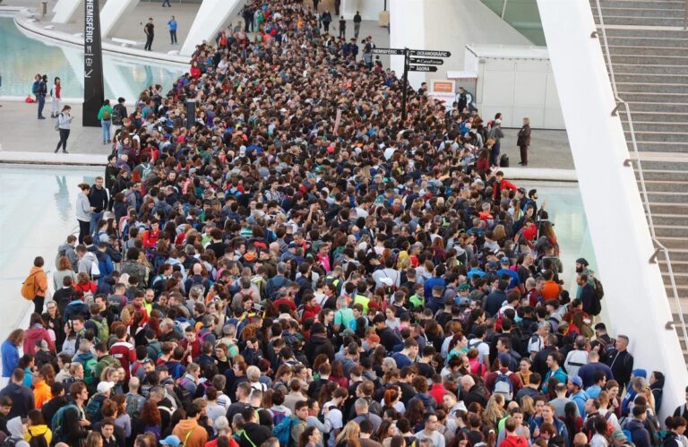 Imagen de voluntarios en la Ciudad de las Artes. (Foto: Rober Solsona/Europa Press)