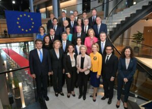 Ursula von der Leyen junto a los integrantes de la nueva Comisión Europea. (Foto: @vonderleyen)