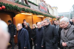 El canciller alemán Olaf Cholz (centro) visita el lugar del atentado contra el mercadillo navideño de Magdeburgo, que dejó un saldo de al menos cinco muertos y más de 200 heridos. Foto: Jan Woitas/dpa