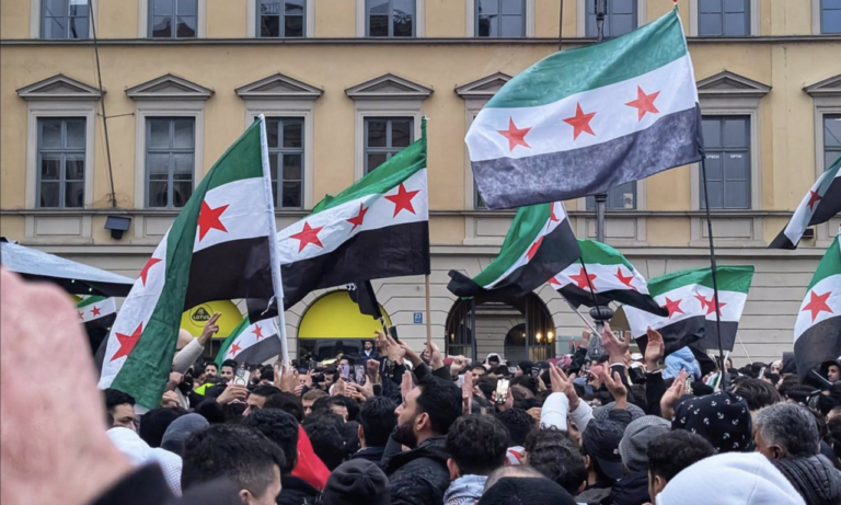 Refugiados sirios celebran la caída de Bashar al Assad en Alemania. - Europa Press/Contacto/Sachelle Babbar