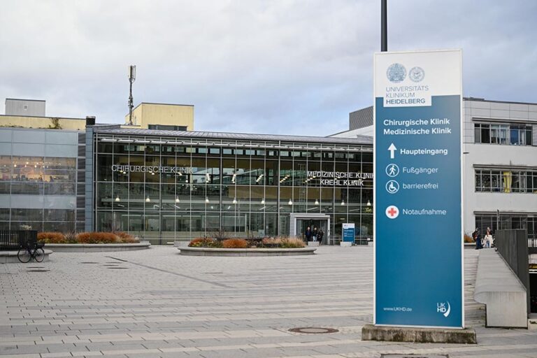 La entrada principal del Hospital Universitario de Heidelberg, uno de los mayores centros médicos de Alemania y uno de los mejores hospitales del mundo. Foto: Uwe Anspach/dpa