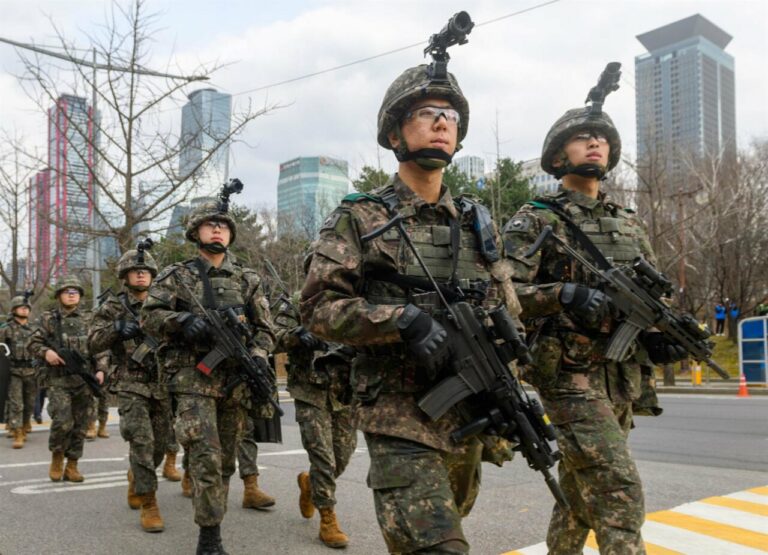 Efectivos del Ejército surcoreano marchan por la capital, Seúl / Foto: Europa Press - Contacto - KIM Jae-Hwan