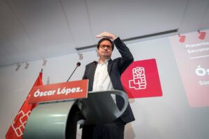 El ministro de Transformación Digital y Función Pública, Óscar López, ofrece una rueda de prensa para anunciar que presenta su candidatura como secretario general del PSOE de Madrid, en la sede de la Agrupación Socialista del distrito Centro, a 5 de dicie - Diego Radamés - Europa Press