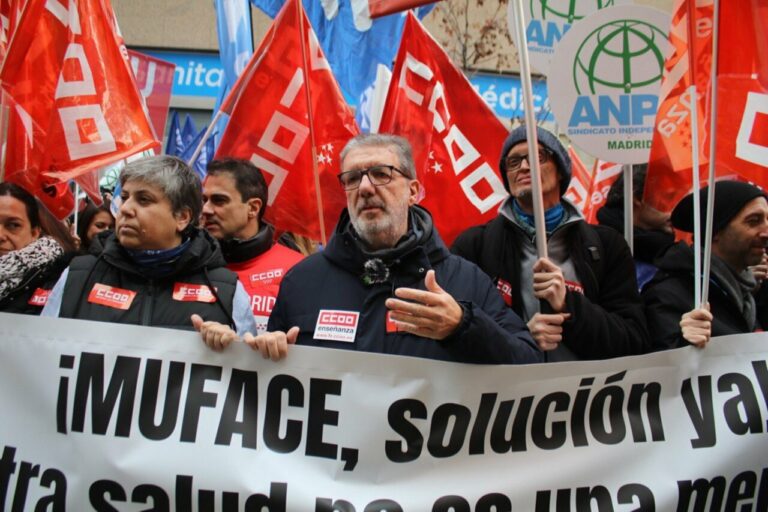 El secretario general de la Federación de Enseñanza de CCOO, Francisco García, durante las protestas de Muface frente a la sede de Unespa en Madrid. Varios sindicatos se han unido para exigir una solución para el concierto sanitario / Foto: CCOO