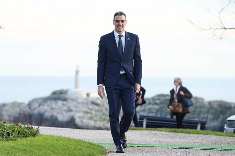 El presidente del Gobierno, Pedro Sánchez, a su llegada a la XXVII Conferencia de Presidentes, en el Palacio de la Magdalena / Foto: C. Ortiz - Europa Press