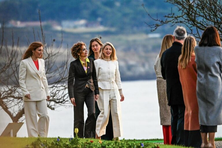 La ministra de Sanidad, Mónica García, la vicepresidenta primera del Gobierno y ministra de Hacienda, María Jesús Montero, la vicepresidenta tercera del Gobierno y ministra de Transición Ecológica, Sara Aagesen, y la vicepresidenta segunda del Gobierno y / Foto: Nacho Cubero - Europa Press