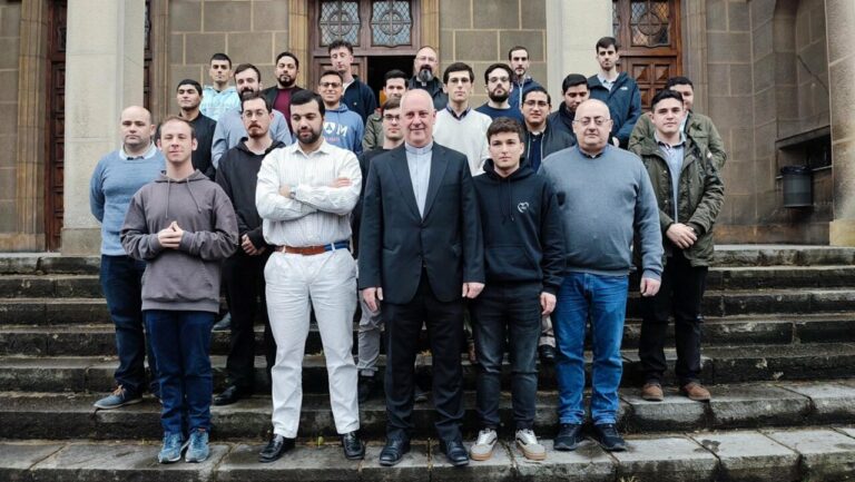 Los seminaristas del Seminario Metropolitano de Oviedo junto al rector, Sergio Martínez. - EUROPA PRESS