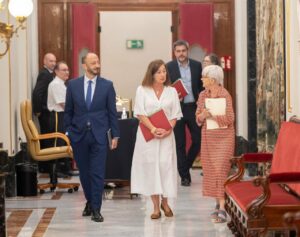 El vicepresidente primero del Congreso, Alfonso Rodríguez Gómez de Celis; la presidenta del Congreso, Francina Armengol, y la secretaria de la Mesa de la Cámara, Isaura Leal. - Eduardo Parra - Europa Press