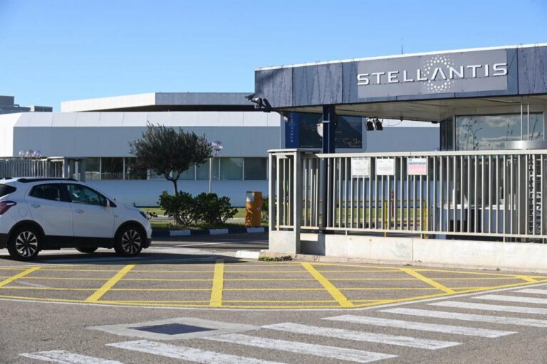 Fachada de la fábrica de Stellantis, a 10 de diciembre de 2024, en Figueruelas, Zaragoza, Aragón (España). - Ramón Comet - Europa Press