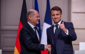 El canciller alemán, Olaf Scholz, estrecha la mano de Emmanuel Macron, presidente de Francia, tras la conferencia de prensa de ambos en el Palacio del Elíseo. Foto: Michael Kappeler/dpa