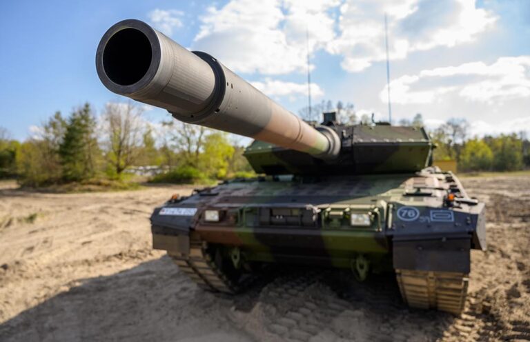 Un carro de combate Leopard 2 A7V de la Bundeswehr estacionado en el campo de entrenamiento / Foto: Philipp Schulze - dpa