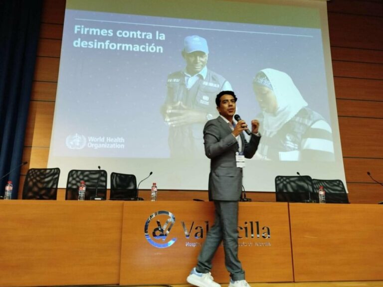Presentación en Mijail Santos en el congreso de la Asociación Nacional de Informadores de la Salud / Foto: Mapi Muñoz