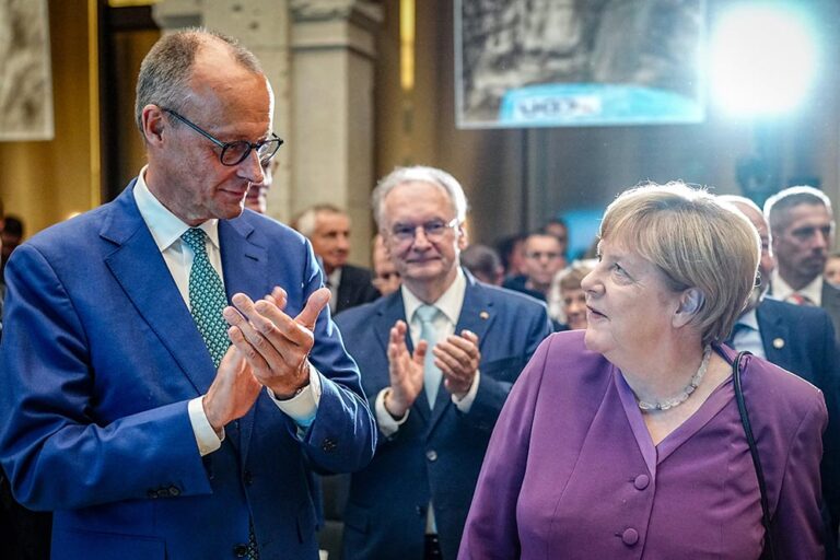 Angela Merkel y el candidato a canciller Friedrich Merz, en un debate especial en Berlín con motivo del 70 cumpleaños de la excanciller (Foto: Kay Nietfeld/dpa)
