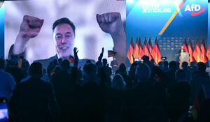 El multimillonario estadounidense Elon Musk conversa por videollamada con Alice Weidel, líder de Alternativa para Alemania (AfD), en el acto de lanzamiento de campaña del partido / Foto: Hendrik Schmidt - dpa