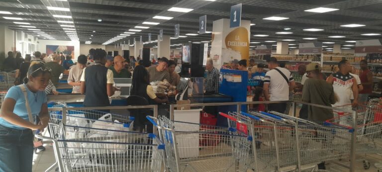 Nuevo centro comercial en La Habana.