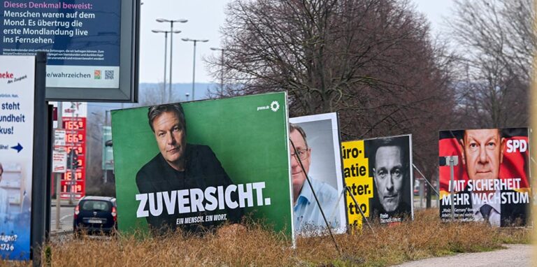 Carteles electorales de Los Verdes, La Izquierda, el Partido Libral y el Partido Socialdemócrata en una calle de la ciudad de Erfurt / Foto: Martin Schutt - dpa