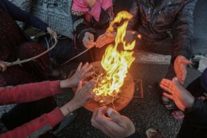 Desplazados palestinos se calientan con fuego en la Franja de Gaza - Omar Ashtawy / Zuma Press / ContactoPhoto