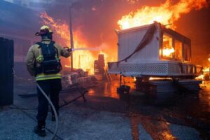 Un bombero trabaja para extinguir las llamas en Pacific Palisades, California / Foto: Jon Putman - SOPA Images via ZUMA - DPA