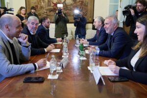 El ministro de Política Territorial y Memoria Democrática, Ángel Víctor Torres, y el presidente de Canarias, Fernando Clavijo, durante una reunión, en el Ministerio de Política Territorial y Memoria Democrática / Foto: Jesús Hellín - Europa Press