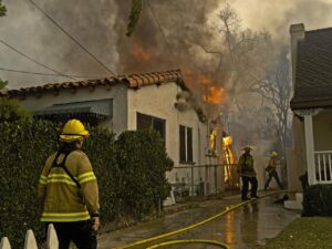 Los bomberos atienden las casas incendiadas en Los Ángeles / Foto: Europa Press - Contacto - Nick Ut
