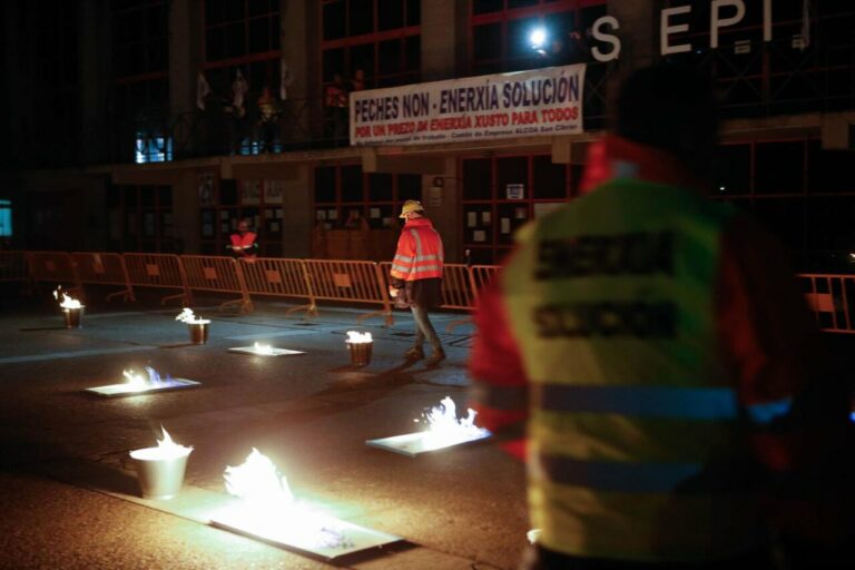 Trabajadores de Alcoa se concentran frente al de Ayuntamiento de Xove. A 11 de enero de 2025 en Xove (Lugo) / Foto: Carlos Castro - Europa Press