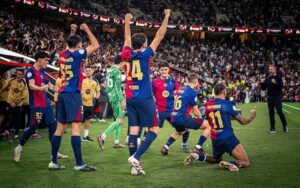 Los jugadores del FC Barcelona celebran con el entrenador, Hansi Flick, el triunfo en la Supercopa de España 2025 / Foto: Marc Graupera - FCB