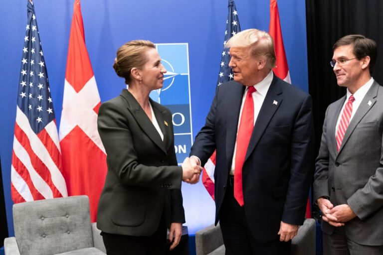 La primera ministra de Dinamarca, Mette Frederiksen, junto al presidente electo de Estados Unidos, Donald Trump, durante una cumbre de la OTAN / Foto: Europa Press - Contacto - White House