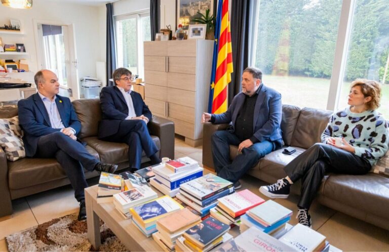 El presidente de Junts, Carles Puigdemont, y el presidente de ERC, Oriol Junqueras, junto a los secretarios generales de Junts, Jordi Turull, y de ERC, Elisenda Alamany, en una reunión en Waterloo (Bélgica) - ERC