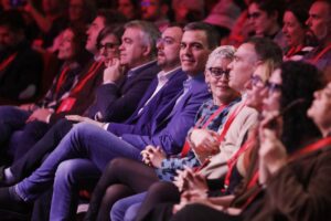 El presidente del Gobierno y secretario general del PSOE, Pedro Sánchez, junto al líder de los socialistas asturianos, Adrián Barbón, en la apertura del 34 Congreso de la FSA / Foto: Jorge Peteiro - Europa Press