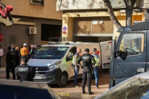 Varios agentes de la Guardia Civil y de la Policía junto a un vehículo funerario en el lugar de los hechos, a 18 de enero de 2025, en Benetússer, Valencia, Comunidad Valenciana (España) / Foto: Jorge Gil - Europa Press