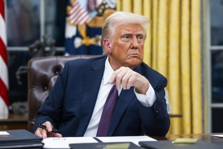 El presidente de EEUU, Donald Trump, firma numerosas órdenes ejecutivas en su primer día en el Despacho Oval de la Casa Blanca, en Washington / Foto: Europa Press - Contacto - Jim LoScalzo