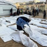 Palestinos junto a cadáveres recuperados de entre los escombros de edificios en la ciudad de Jan Yunis bombardeados por el Ejército de Israel durante su ofensiva contra la Franja de Gaza / Foto: Europa Press - Contacto - Doaa El-Baz