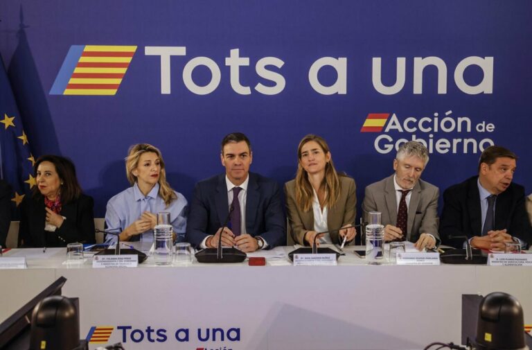 Pedro Sánchez y ministros del Gobierno / Foto: Rober Solsona - Europa Press