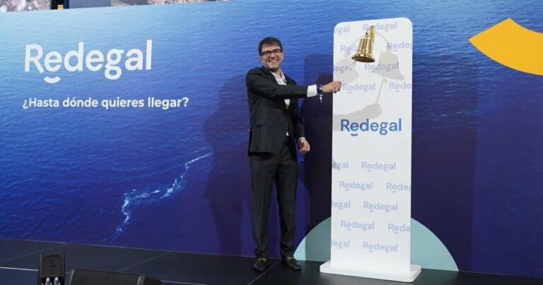 El presidente ejecutivo de Redegal, Jorge Vázquez, en el tradicional 'toque de campana' en la Bolsa de Madrid debido al debut de la negociación de los títulos de la compañía en el segmento Scaleup de BME, a 23 de enero, en Madrid (España). - BME