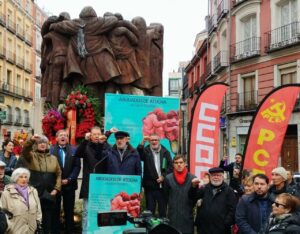 Miembros del Gobierno, CCOO, PCE y Asociación Abogados de Atocha cantando 'La Internacional', al finalizar el acto de conmemoración por los abogados de Atocha, asesinados hace 48 años. - EUROPA PRESS