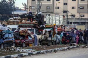 Desplazados palestinos esperan en la calle de Saladino, a la altura de Nuseirat, cerca del corredor de Netzarim, para la reapertura del paso para poder regresar al norte de la Franja de Gaza, en el marco del alto el fuego entre Israel y Hamás (Foto: Abed Rahim Khatib/dpa)
