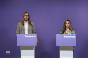El portavoz de Podemos, Pablo Fernández y la coportavoz de Podemos, María Teresa Pérez, durante una rueda de prensa, en la sede del partido, a 9 de septiembre de 2024, en Madrid (Foto: Eduardo Parra - Europa Press)