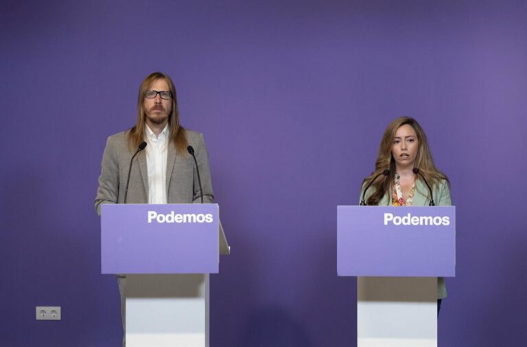 El portavoz de Podemos, Pablo Fernández y la coportavoz de Podemos, María Teresa Pérez, durante una rueda de prensa, en la sede del partido, a 9 de septiembre de 2024, en Madrid (Foto: Eduardo Parra - Europa Press)
