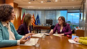 La consellera de Territorio, Vivienda y Transición Ecológica de la Generalitat, Sílvia Paneque, se reúne con la líder de los Comuns en el Parlament, Jéssica Albiach, en la sede del Departamento (Foto: Europa Press)